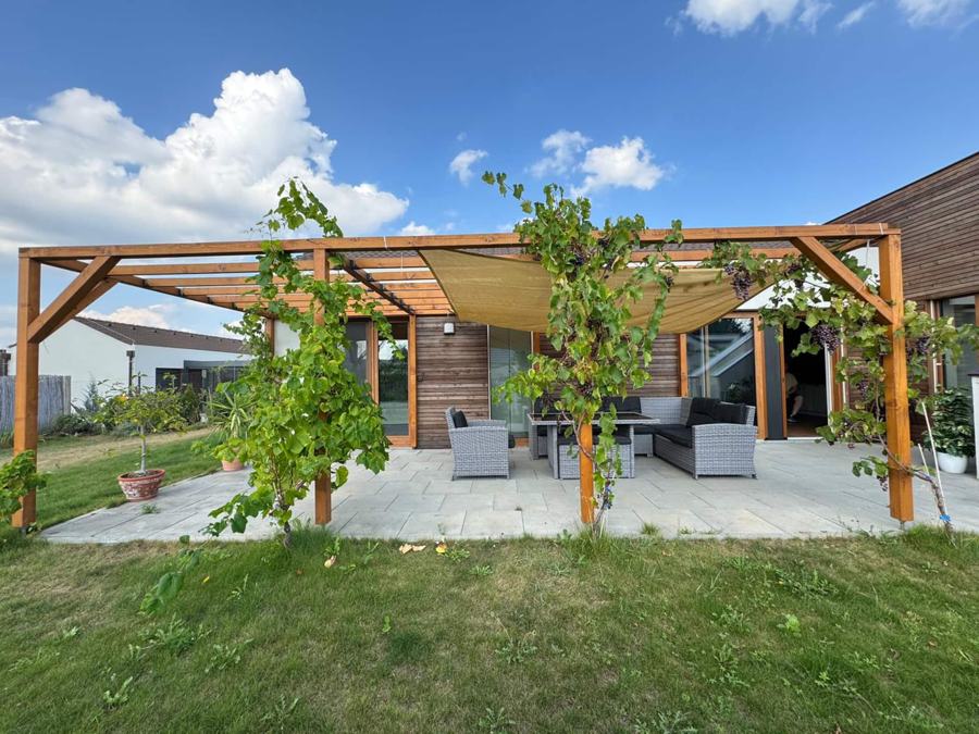 Pergola s révou, venkovní sedačka a zahrada